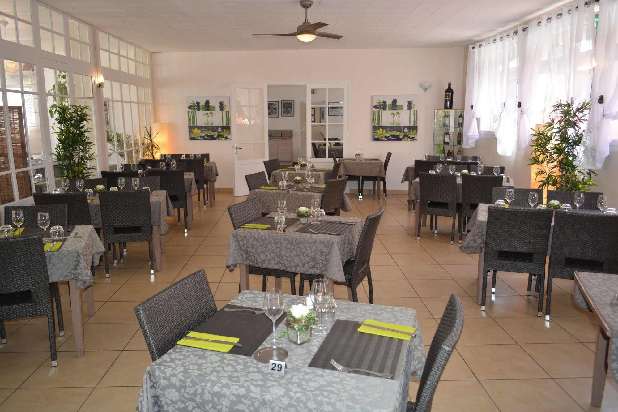 Hotel Restaurant Les Falaises Bouziès Exteriör bild